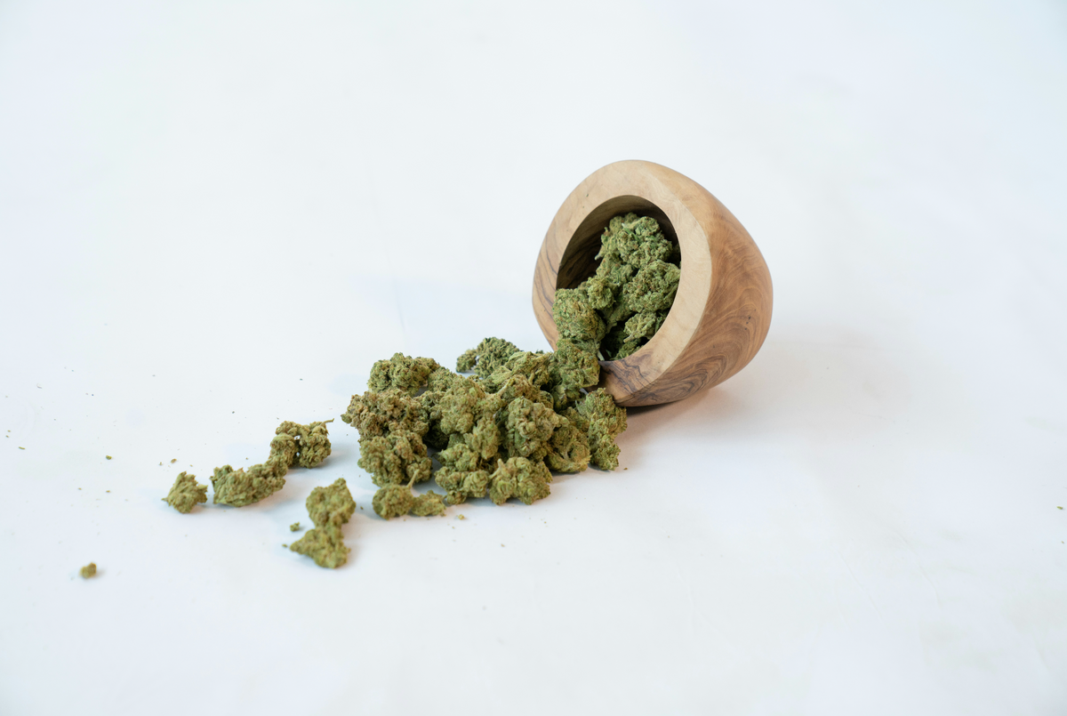 Chemische Struktur von 9H-HHC mit Visualisierung der Wirkung im Endocannabinoid-System