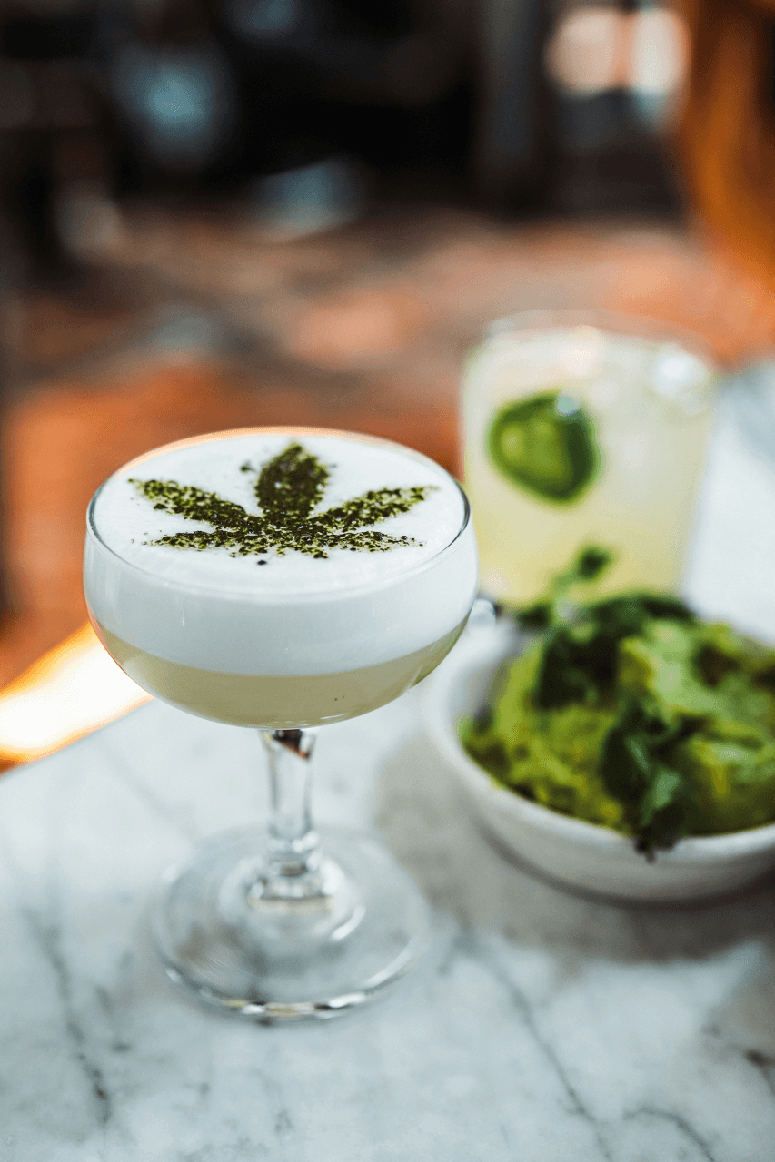 Cannabis Edibles mit Weedblatt