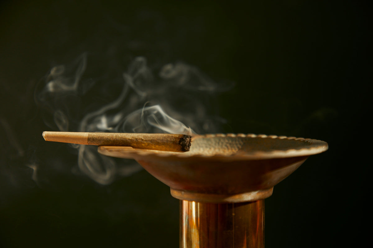 9H-THC-Molekül neben Gesetzbuch als Symbolbild für die rechtliche Einordnung in Deutschland