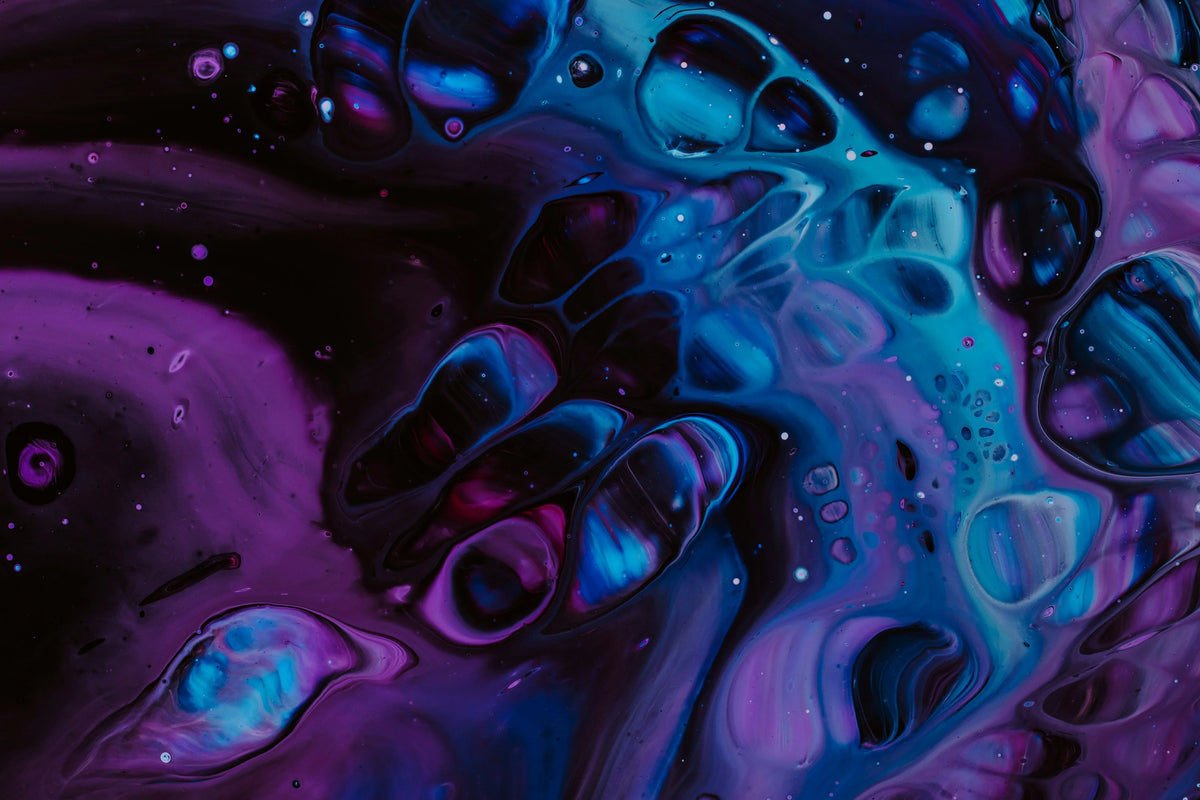 Person bereitet psychedelische Substanzen sicher vor – Fokus auf Verantwortung und harm-reduction bei NB-DMT
