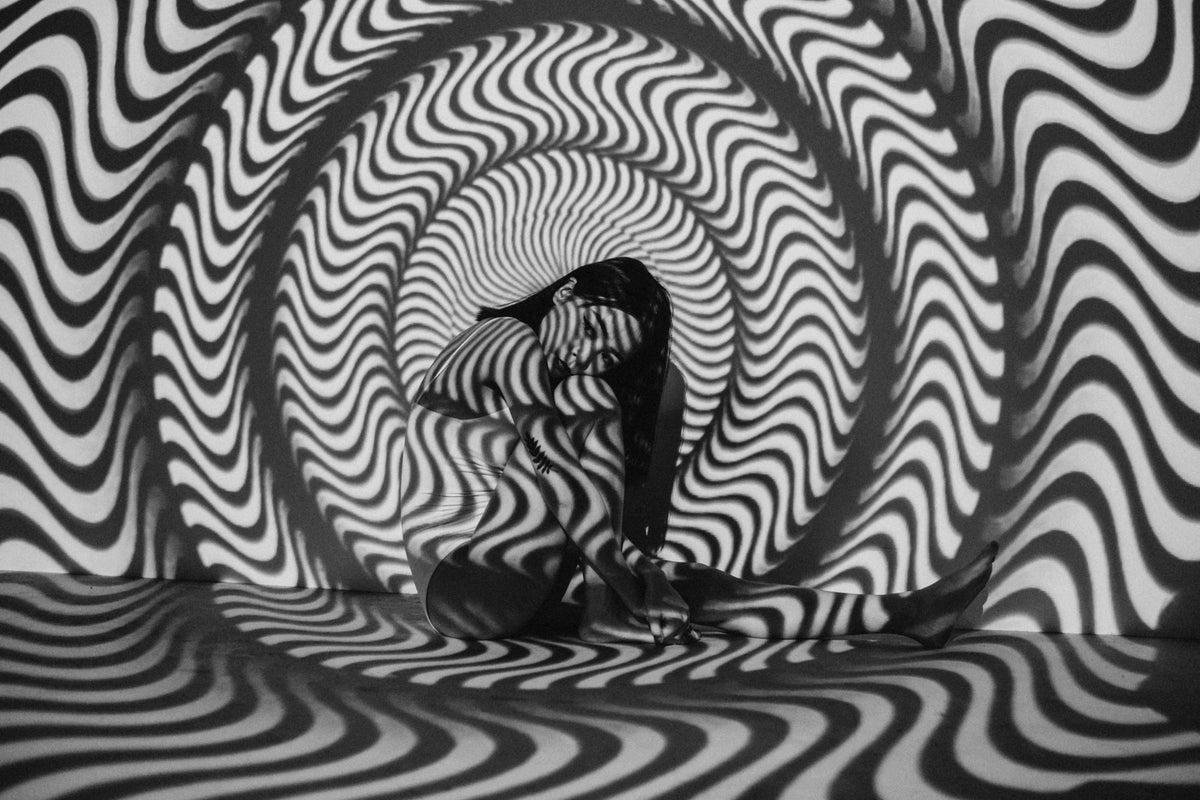 Verschiedene legale Alternativen zu NB-DMT wie natürliche Psychedelika und moderne Entheogene angeordnet auf einem Tisch