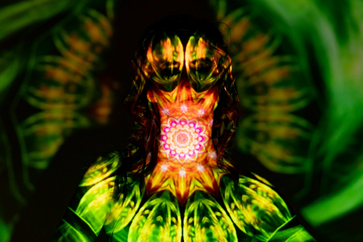 Moderne Darstellung psychedelischer Substanzen im Kontext der Forschungstrends 2026