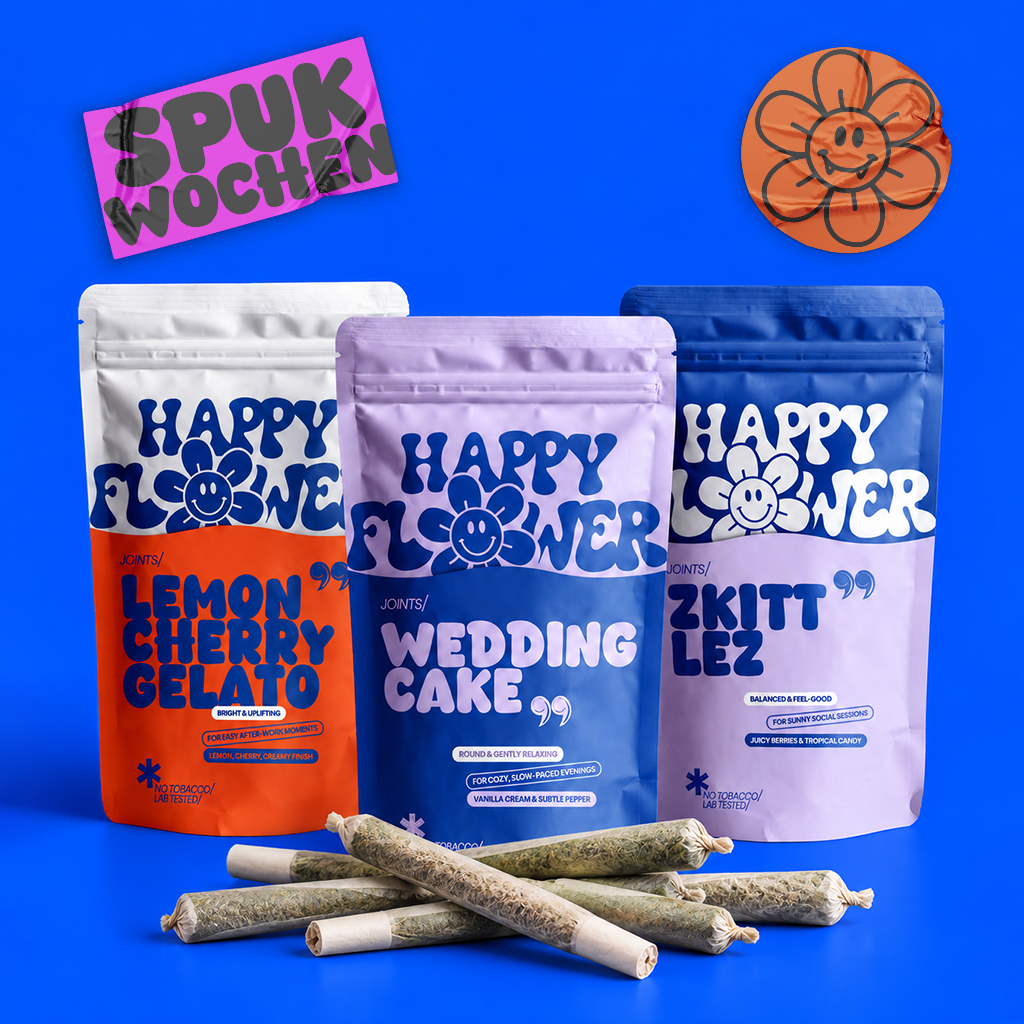 Drei bunte Happy Flower Joint-Verpackungen in den Sorten Lemon Cherry Gelato, Wedding Cake und Zkittlez vor leuchtend blauem Hintergrund. Im Vordergrund liegt ein Haufen CBD-Joints mit natürlichen Schatten.