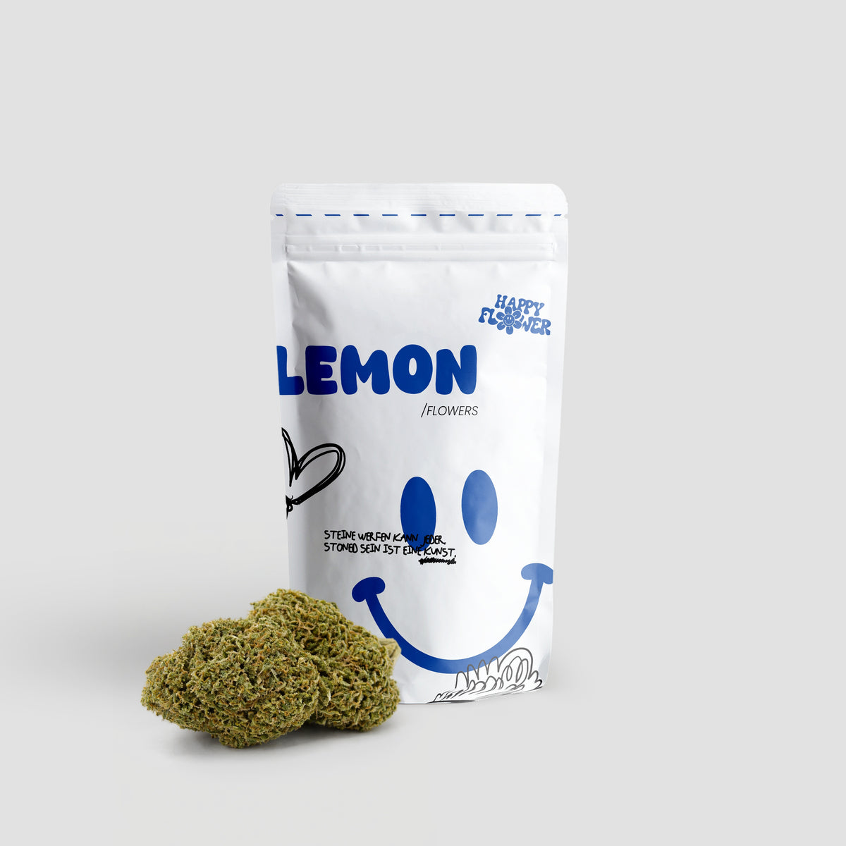 Happy Flower Lemon CBD Flowers in weißer Standbeutel-Verpackung mit zwei Cannabisblüten im Vordergrund auf hellem Hintergrund.