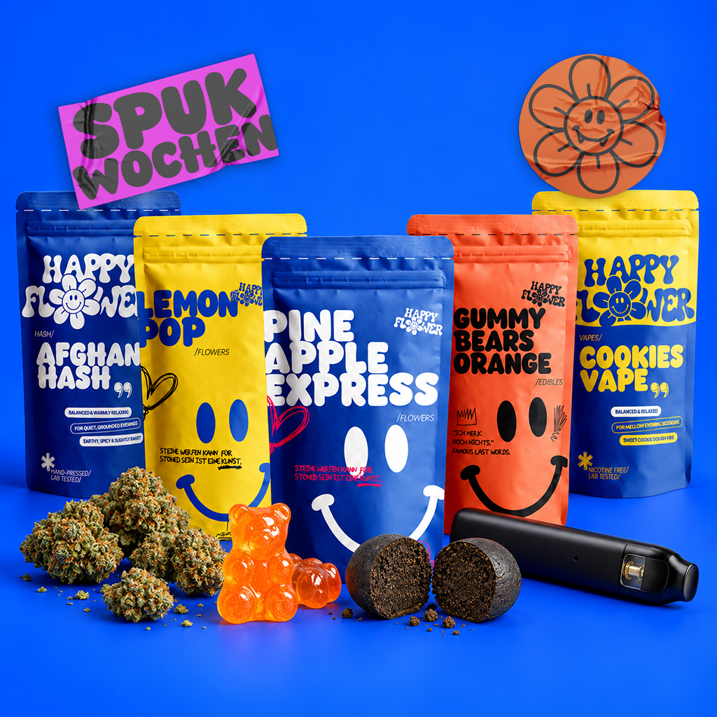 Fünf bunte Happy Flower Produktverpackungen mit Afghan Hash, Lemon Pop, Pineapple Express, Gummy Bears Orange und Cookies Vape auf blauem Hintergrund. Davor liegen CBD-Blüten, orangefarbene Gummibärchen, Haschisch und ein schwarzer Vape.