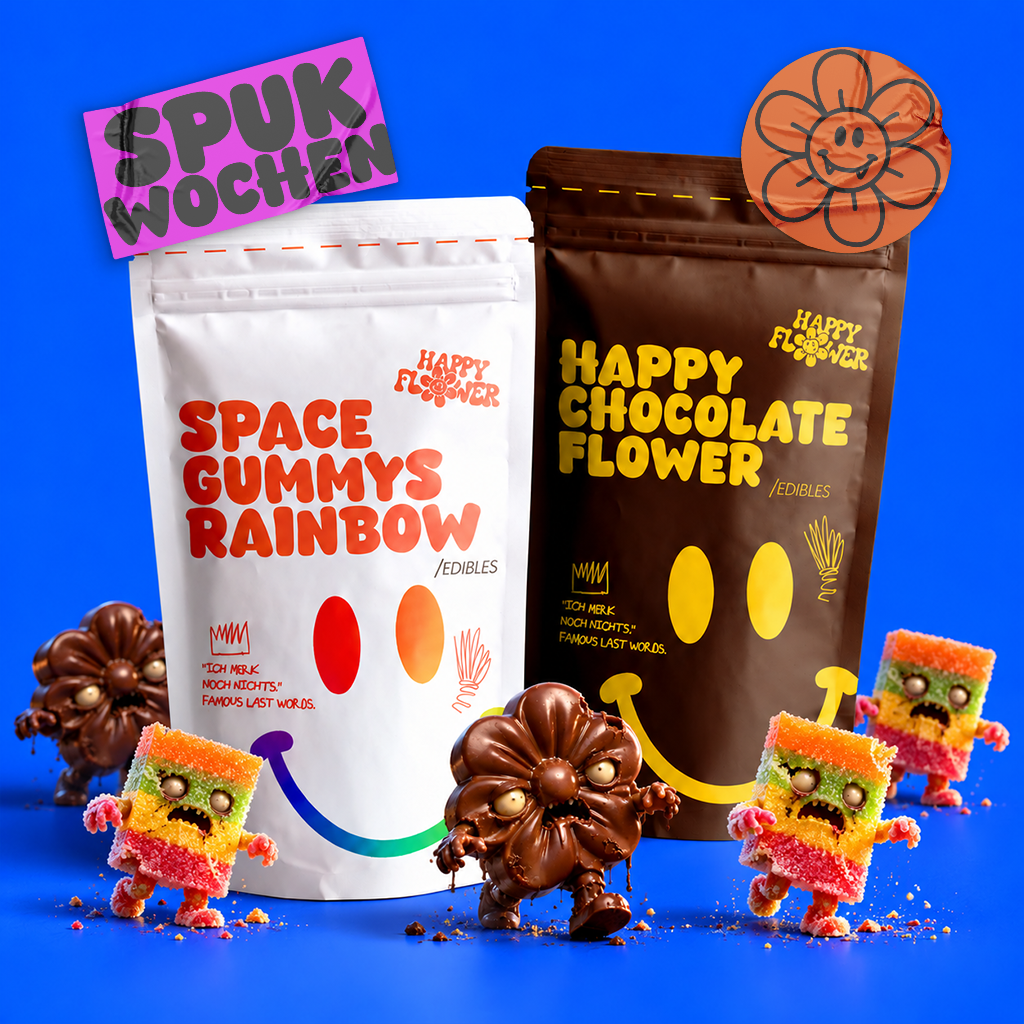 Happy Flower THC Space Gummys Rainbow und THC Happy Chocolate Flower in weißer und brauner Verpackung auf leuchtend blauem Hintergrund. Davor laufen kleine, bunte Gummibärchen-Zombies und gruselige Schokoladenblumen mit natürlichen Schatten.