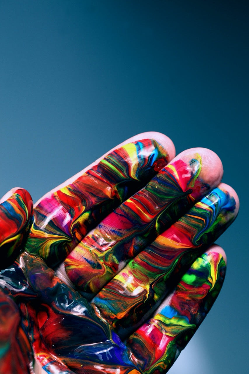 1FE-LSD Erfahrungsbericht: Kreativer Flow beim Zeichnen, bunte Farben und Naturverbundenheit als Symbol für die legale psychedelische Wirkung.