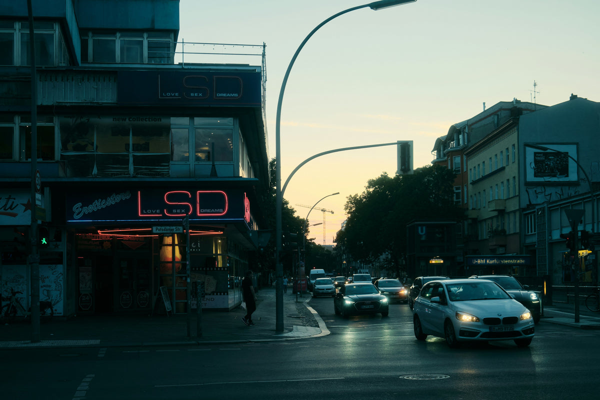 Infografik 1FE-LSD Guide: Übersicht zu Prodrug Wirkweise, aktuellem Legalitätsstatus in Deutschland (NpSG 2025), Wirkungstimeline von Happyflower.io.