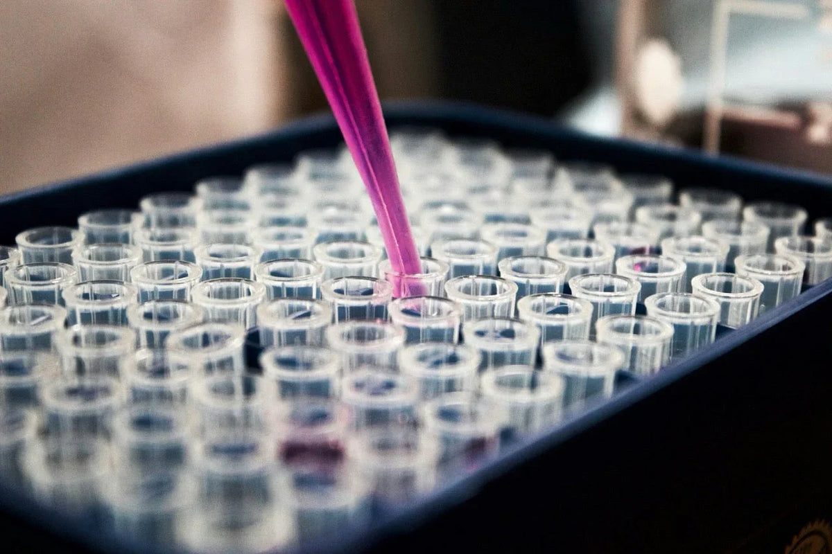 Chemiker im Labor, der die Herstellung von 3-FPO überwacht und die Reinheit mit moderner Labortechnik überprüft.