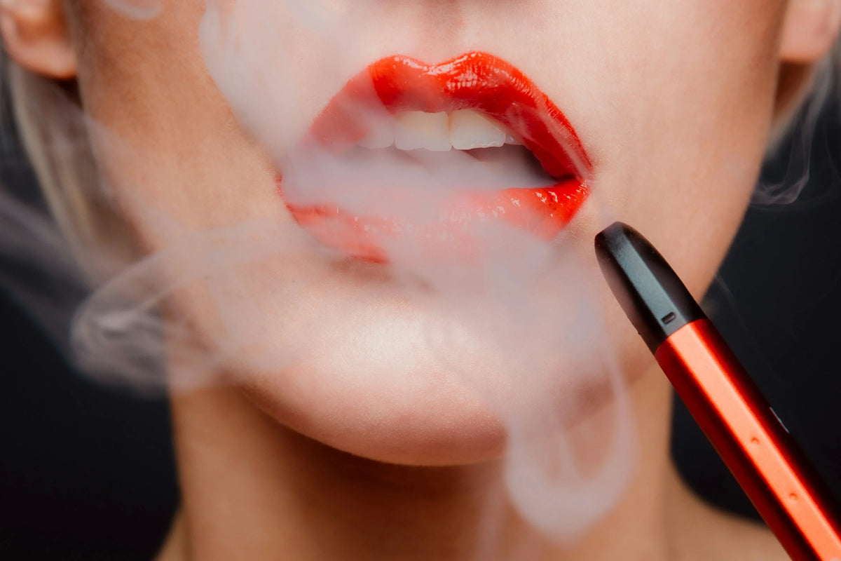 Moderne THC Vape mit goldenem Öl – THC Vape Wirkung und Anwendung im Überblick.