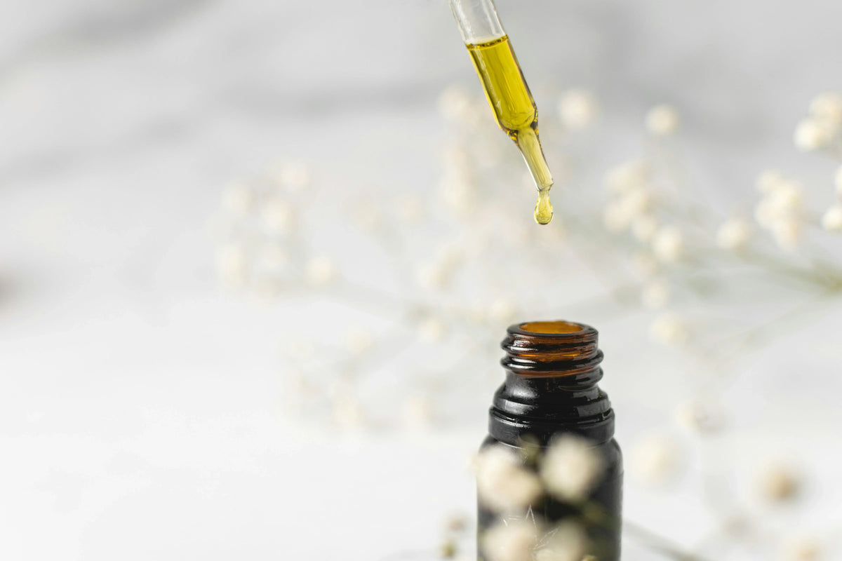 CBD-Produkte mit Qualitätslabels und Black-Friday-Rabattmarkierungen zur Erkennung hochwertiger Angebote