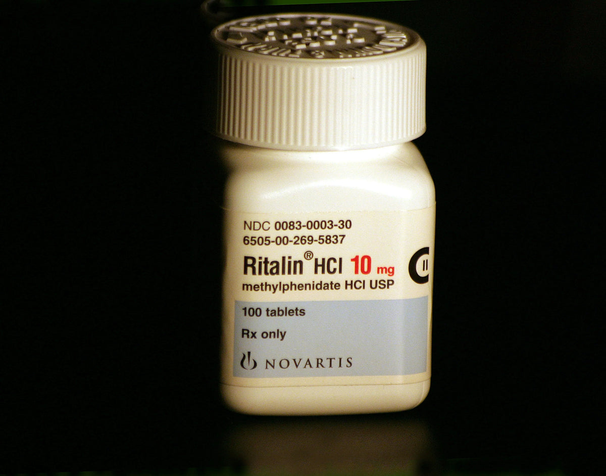 Packung Ritalin-Tabletten auf Schreibtisch – Ritalin als ADHS-Medikament erklärt.