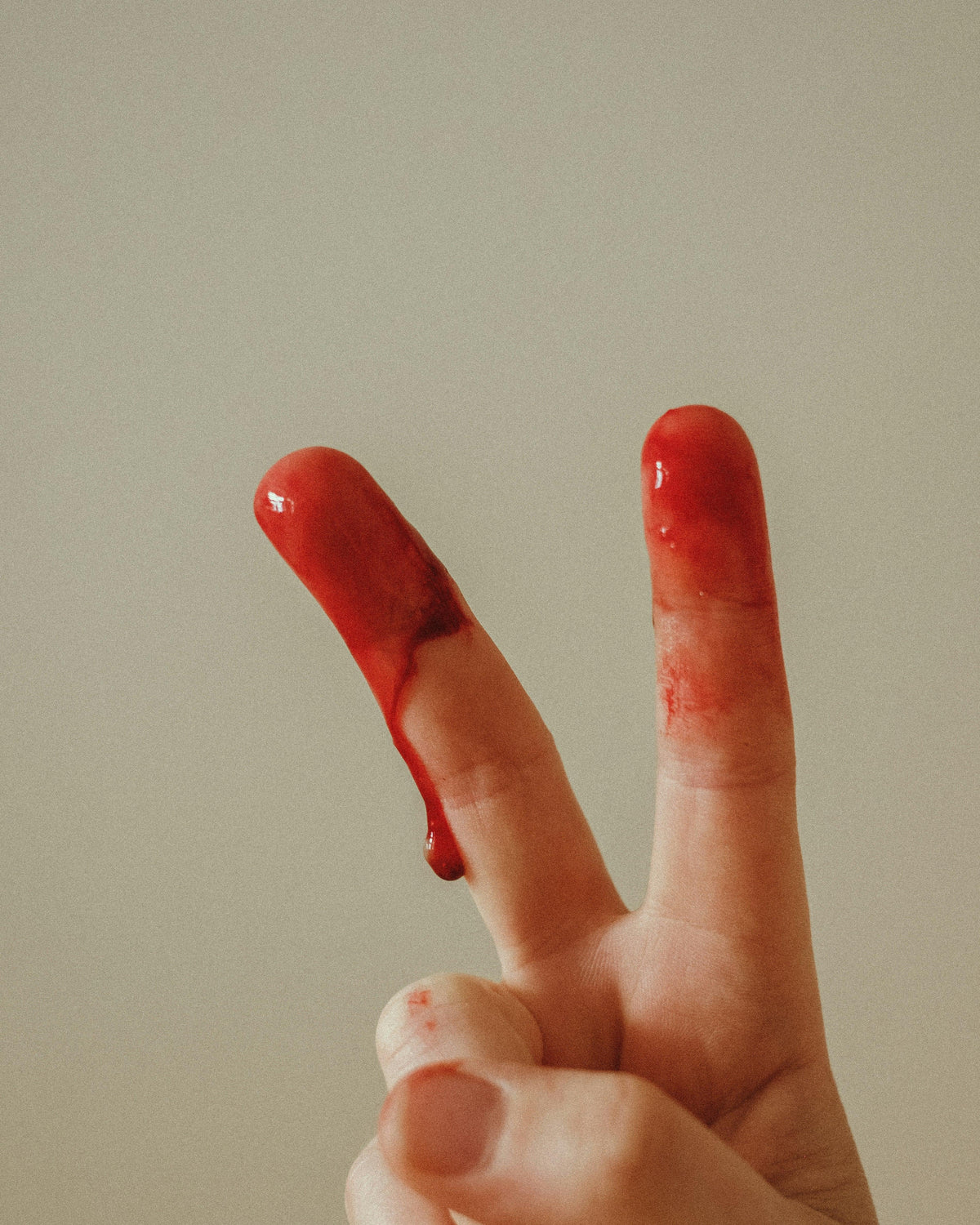 Frau entspannt mit Tasse Tee und Hanfprodukt – Cannabis bei Menstruationsschmerzen und chronischen Entzündungen.
