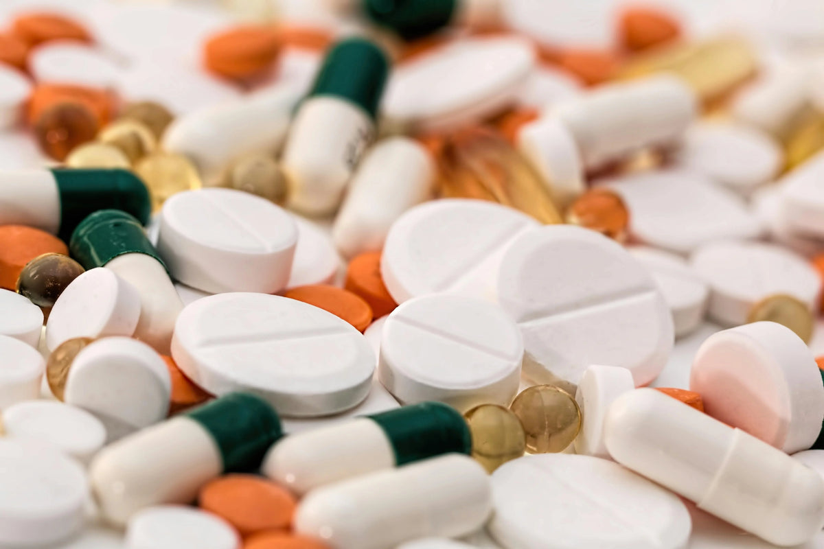 Verschiedene legale ETMC-Alternativen wie Cannabinoide und Smartshop-Produkte auf einem Tisch