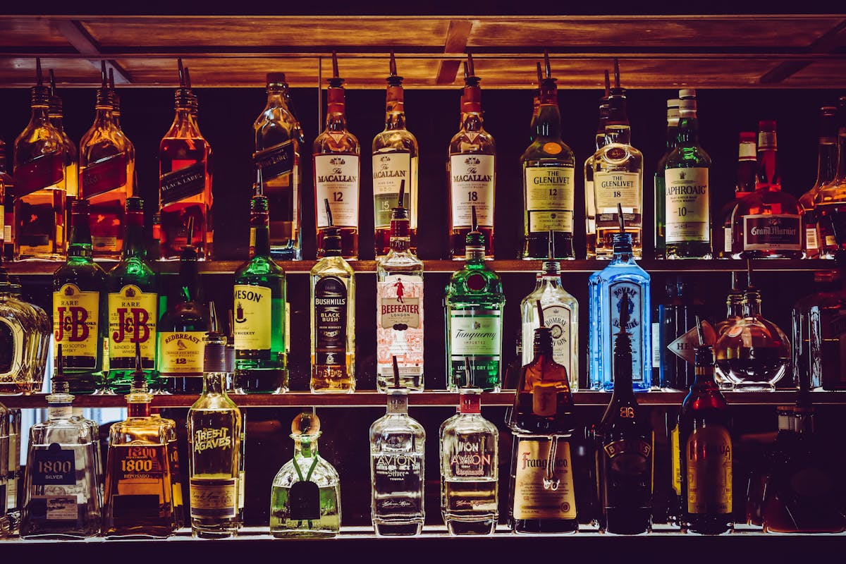 Bar mit Alkoholflaschen — Cannabis und Alkohol Mischkonsum Risiken