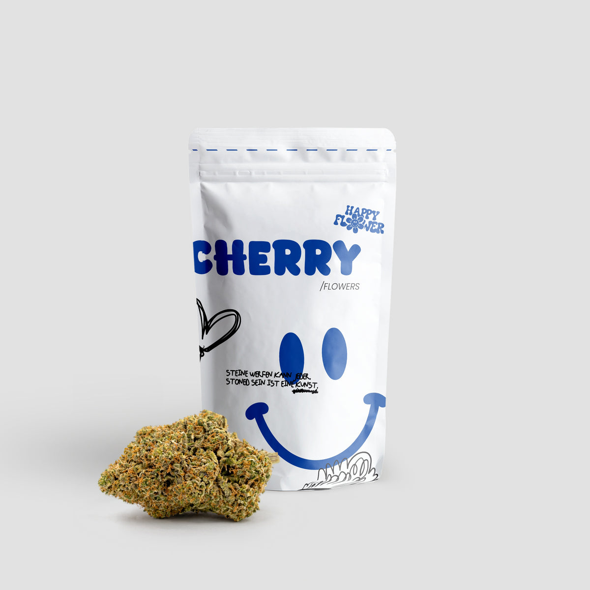 Happy Flower Cherry CBD Flowers in weißer Standbeutel-Verpackung mit einer großen Cannabisblüte im Vordergrund auf hellem Hintergrund.