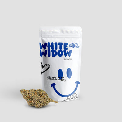 Happy Flower White Widow CBD Flowers in weißer Standbeutel-Verpackung mit einer großen Cannabisblüte im Vordergrund auf hellem Hintergrund.