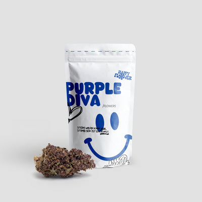 Happy Flower Purple Diva CBD Flowers in weißer Standbeutel-Verpackung mit einer dunkelvioletten Cannabisblüte im Vordergrund auf hellem Hintergrund.