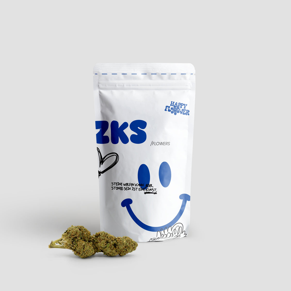 Happy Flower ZKS CBD Flowers in weißer Standbeutel-Verpackung mit mehreren Cannabisblüten im Vordergrund auf hellem Hintergrund.