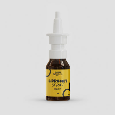 Braune 5ml Happy Flower 4-Pro-Met Sprayflasche mit gelbem Etikett und weißem Sprühaufsatz, frontal auf hellem Hintergrund.
