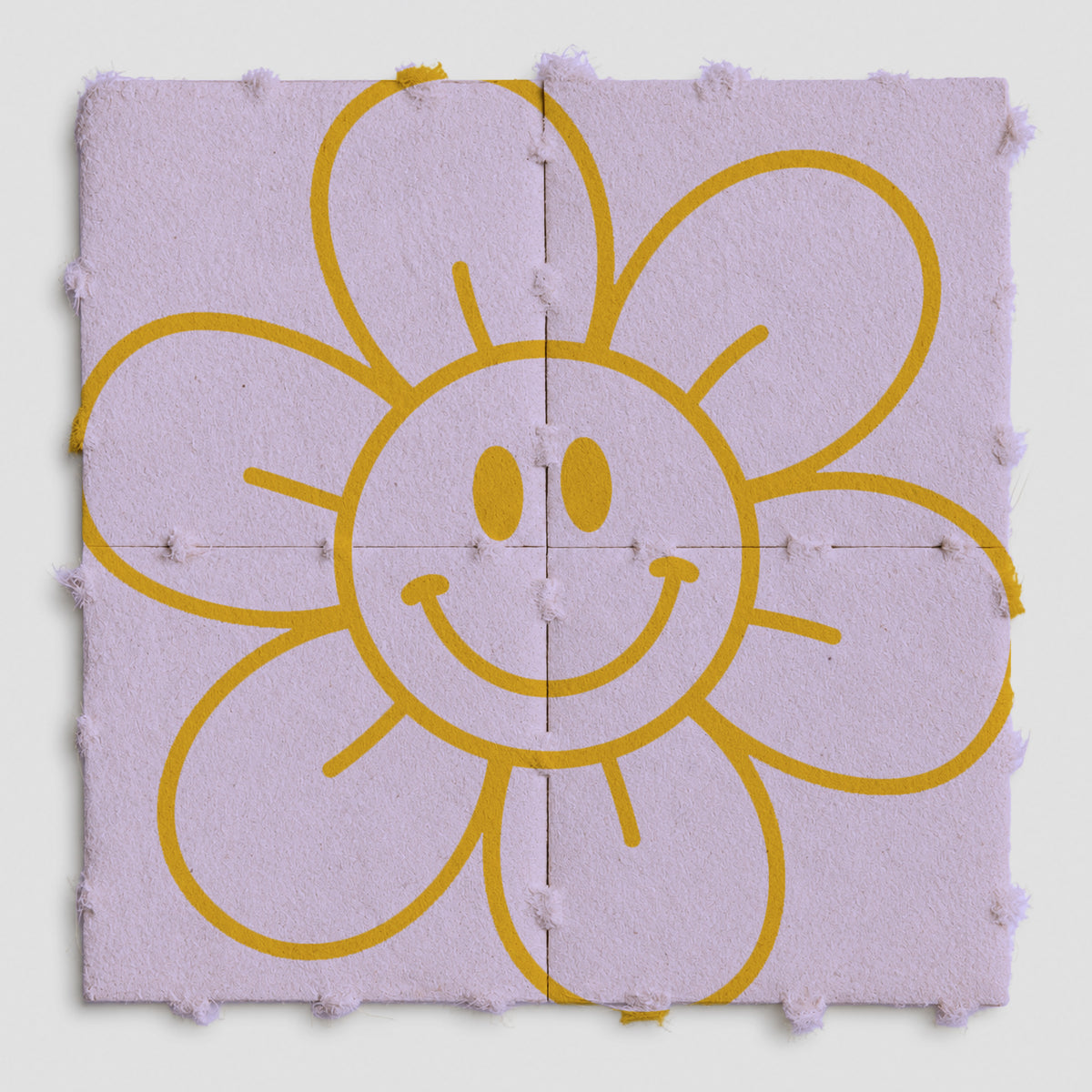 Vier quadratische, perforierte Blotter-Papiere in Helllila mit gelber, lächelnder Blumenillustration auf weißem Hintergrund.

