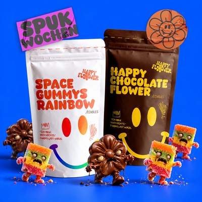 Happy Flower THC Space Gummys Rainbow und THC Happy Chocolate Flower in weißer und brauner Verpackung auf leuchtend blauem Hintergrund. Davor laufen kleine, bunte Gummibärchen-Zombies und gruselige Schokoladenblumen mit natürlichen Schatten.