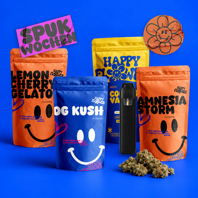Vier bunte Happy Flower Pouches in Orange, Blau und Gelb mit den Sorten Lemon Cherry Gelato, OG Kush, Cookies Vape und Amnesia Storm auf leuchtend blauem Hintergrund. Vorne rechts liegt ein kleiner Haufen THC-Blüten mit natürlichen Schatten.